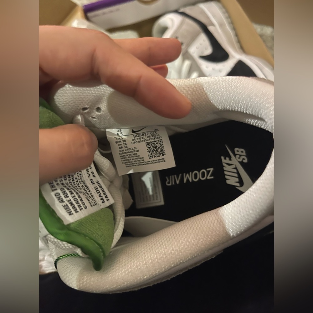 NIKE Dunk Low SB “Chlorophyll” - Picture 2 of 12